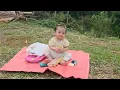 Download Lagu Een alleenstaande moeder verliest haar baby van 8 maanden tijdens een zware regenbui.
