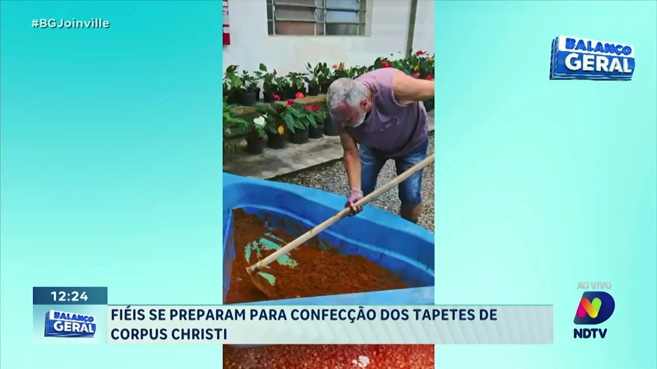 Fiéis se preparam para confecção dos tapetes de Corpus Christi