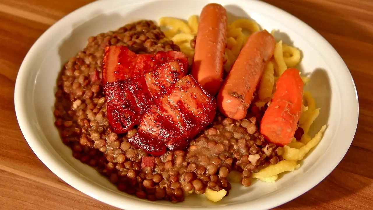 
          
          
          
            
            Linsen und Spätzle mit Saitenwürstle-Schwäbisches Linsengericht-Linsen und Spätzle-Alb-Leisa
          
        . 