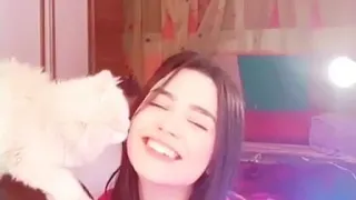 ميوزكلي القطه عملت ميوزكلي لا وكمان باست طب تصدق بأيه ياريتني كنت انا يا اخي 