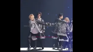 Hyunjin Tickling Felix Straykids Lovestay Felix Maniactour Hyunjin Skz 