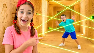 صوفيا وماكس في مهمة في مدينة ملاهي.