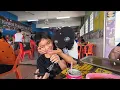 Download Lagu Ashell dicium oleh seorang penggemar saat sarapan di Lubok Antu