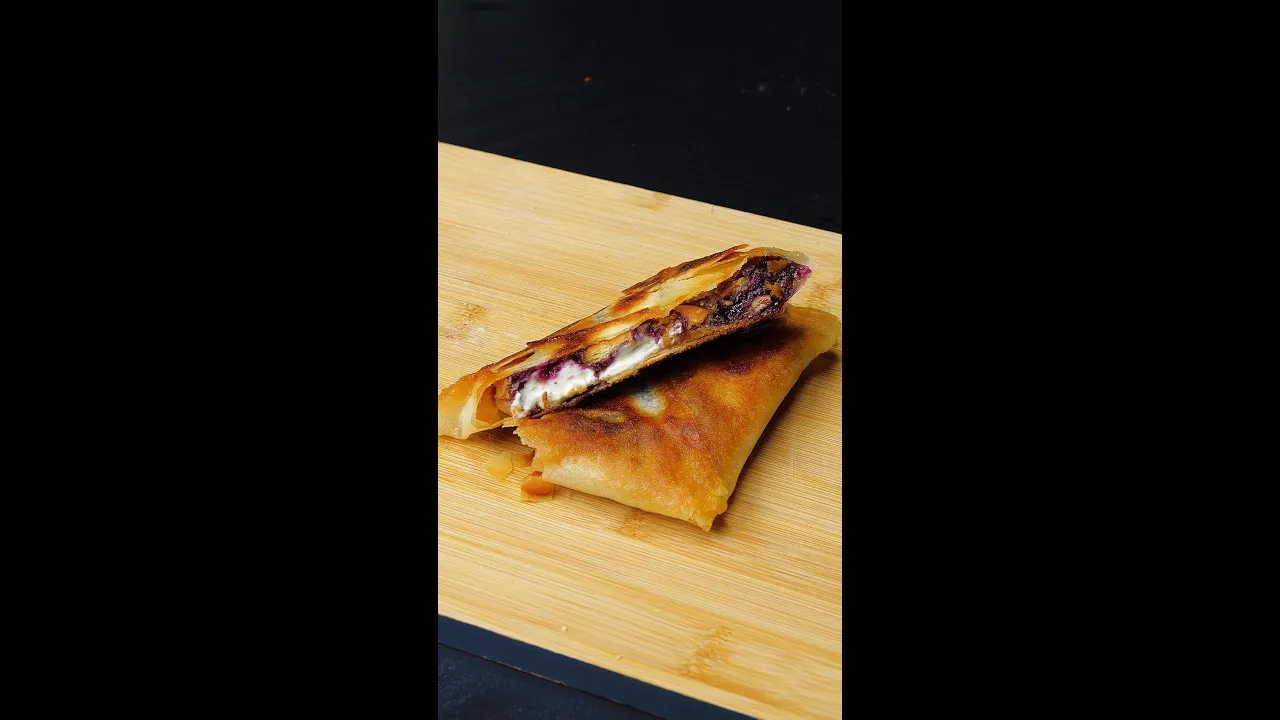 / Crispy Blueberry Cream Cheese Pie with Spring Roll Wrappers #Shorts
