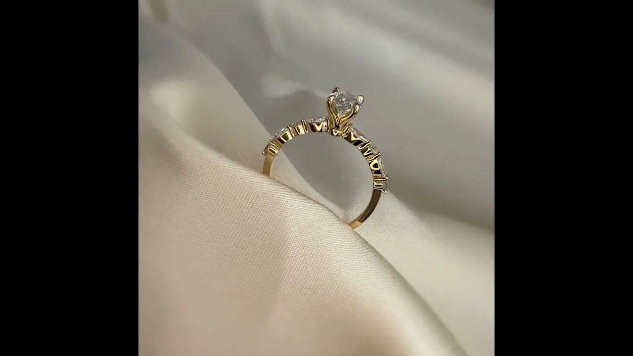 Harlow丨Oval Lab Diamond Engagement Ring with Marquise and Round Accent Diamonds