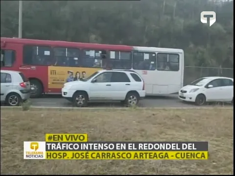 Tráfico intenso en el redondel de Hosp. José Carrasco Arteaga - Cuenca