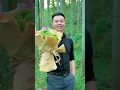pria tampan membawa bunga untuk krkasihnya.....