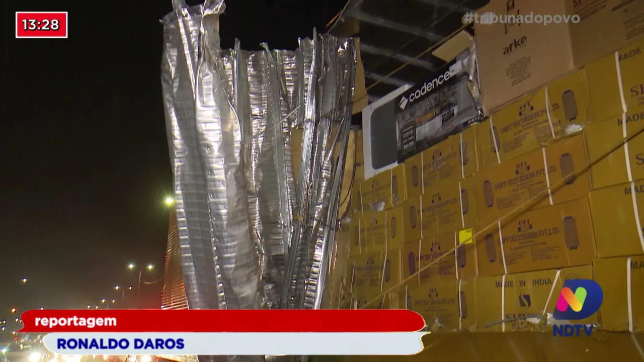 Acidente entre caminhões deixa BR-101 em meia pista