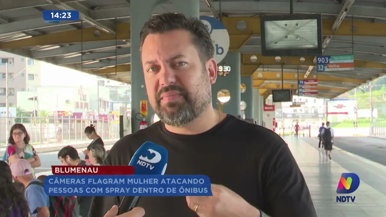 Câmeras flagram mulher atacando pessoas com spray dentro de ônibus em Blumenau