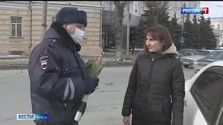 В канун 8 марта сотрудники ГИБДД дарили женщинам-водителям цветы