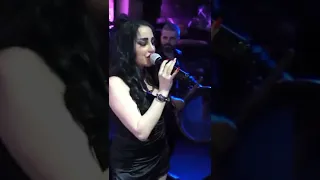 حطي الشفة ع الشفة  يلا طرب دندنها