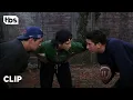 Video di Friends: Playing for the Geller Cup (Season 3 Clip) | TBS