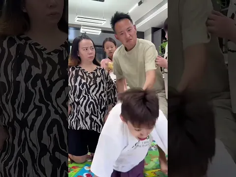当老爸试图一碗水端平时，全场瞬间安静了 #瞧这一家子 #带娃 #四小只吖 #日常 #搞笑 #搞笑家庭 #姐弟 #家庭生活