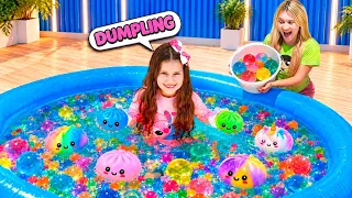 LAYRA FEZ UMA PISCINA DE DUMPLING SQUISHY PARA NADAR!!