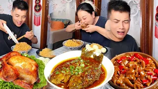 The selfish husband hid big pig's trotters, but it made him cry!