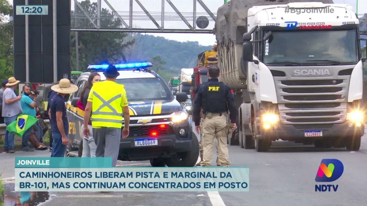 Joinville: Caminhoneiros liberam pista e marginal da BR-101, mas continuam concentrados em posto