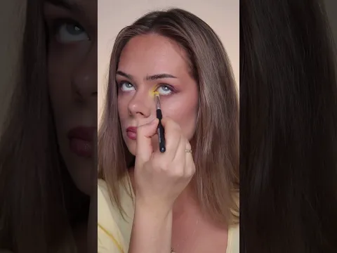 soft winged eyeliner using tape? Yes please 💜💛