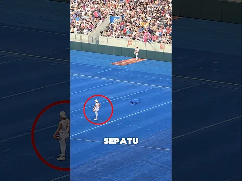 DIA BERNIAT MEMBUKA TALI SEPATU PEMAIN TANPA KETAHUAN😯 #shortsvideo