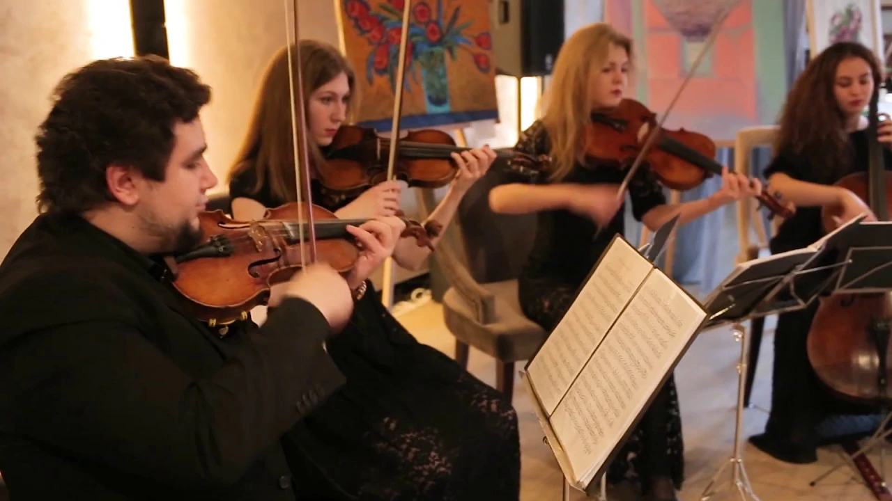 EOS string quartet - Mozart "Eine kleine nachtmusik" EOS string quartet - Mozart "Eine kleine nachtmusik"