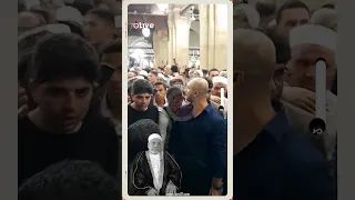 بقبلة الوداع وداع مؤثر من أحد الشيوخ لأستاذه الراحل الدكتور أحمد عمر هاشم بعد أداء صلاة الجنازة  بقبلة الوداع وداع مؤثر من أحد الشيوخ لأستاذه الراحل الدكتور أحمد عمر هاشم بعد أداء صلاة الجنازة