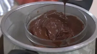 المطعم مع الشيف محمد حامد أسهل طريقة لـ تسييح الشوكولاتة ومعرفة جودتها 