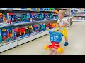 Download Lagu O pequeno Chris finge brincar com brinquedos - melhores vídeos com o irmão mais novo