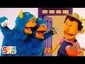 Download Lagu Knock Knock, Trick Or Treat? | featuring The Super Simple Puppets | Super Simple Songs