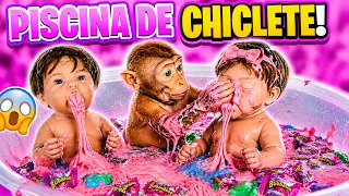 OS BEBÊS REBORN TOMARAM BANHO EM UMA PISCINA DE CHICLETE! *rotina da manhã + desafio de squishy