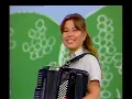 María Jesús y su acordeón - "El baile de los pajaritos" (La cometa blanca 1981)