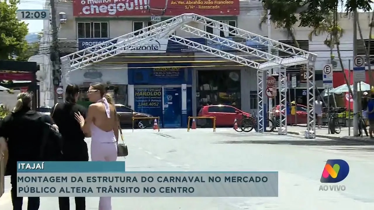 Montagem da estrutura do carnaval do Mercado Público altera trânsito no centro de Itajaí