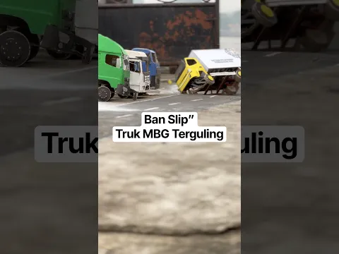 Truk MBG Terguling Karna Ban Slip