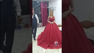 موقف محرج للعروس كانت عم تنتظر العريس يحط يده على كتفه 