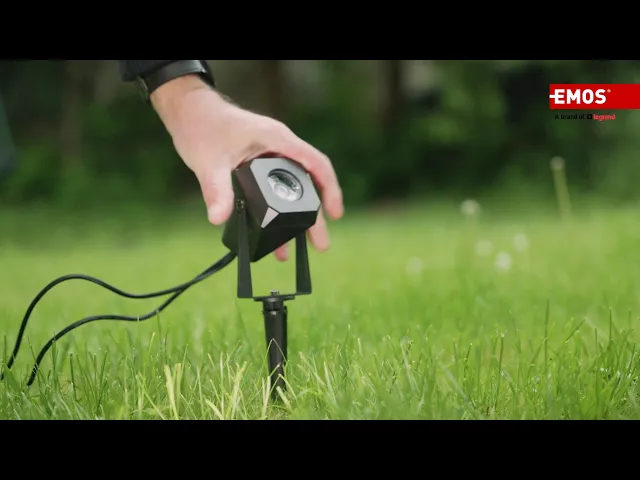 Прожектор допълнителен LED 1.5W RGBIC 100lm 20000h IP65 черен Wi-Fi GoSmart EMOS, инсталиран в градината.