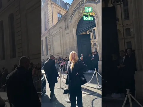 Pamela Anderson Gives Quick Iconic Pose in Just 3 Seconds And Walks Away #pamela
