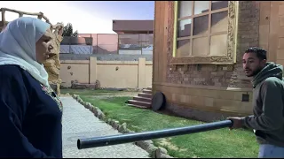 ام كانت ما بتشوفش واول ما فتحت شافت ابنها هيرميها فى حمام السباحه 