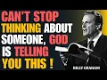 Lagu Als je constant aan iemand denkt, zegt God misschien wel dit | Billy Graham