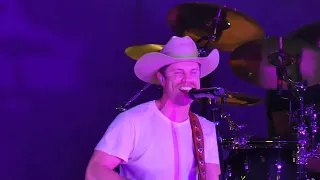 Dustin Lynch plays "Party Mode" for the first time ever