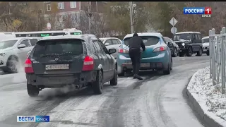 Внезапно выпавший снегопад парализовал движение в Омске