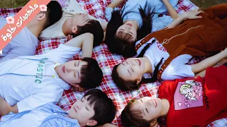 متربيين وعايشين مع بعض زي الإخوات بس لما بيكتشف انه بيحبها وبيغيرعليه فبيفضل يطفش أي حد يقرب منها 