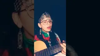             بصوت رائع نخاف عليك يا بلادي     فتات تغني دندنها