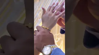 شاهد عريس شلون يلبس عروسته خاتم الخطوبة 