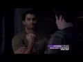 Derek Punches Stile s Hand