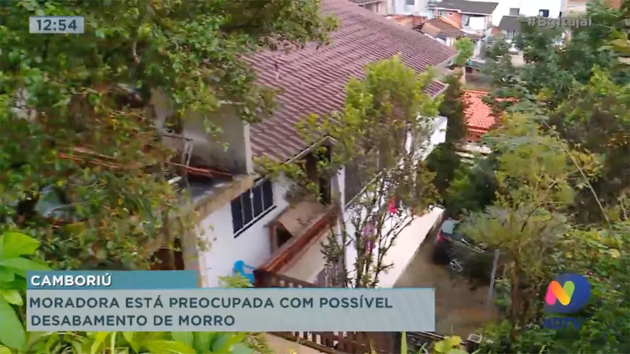 Moradora de Camboriú está preocupada com possível desabamento de morro