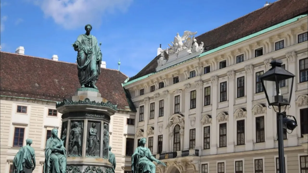 Le Forum Romain, Saint-Pétersbourg, Le Palais Hofburg | Merveilles du Monde