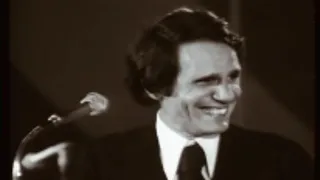 وقالتلي أنا من الأول بضحكلك يا أسمراني   فاتت جنبنا عبد الحليم حافظ دندنها