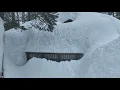 Huizen in Californië volledig bedolven onder de sneeuw door extreme winterstormen! Drone en inter...