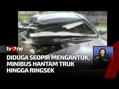 Ringsek! Diduga Sopir Mengantuk, Minibus Hantam Truk Boks