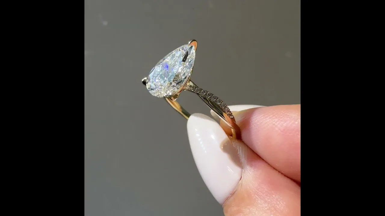 Daphne丨2CT Pear Lab Diamond Engagement Ring–Twisted 14K Gold Band