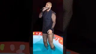 ظهور الفنان أحمد سعد بملابس نسائية في حفله السعودية 