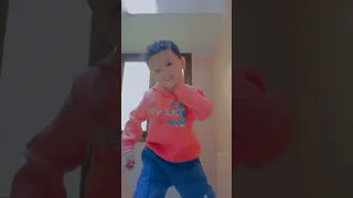 ازاي هنخاف واحنا معانا ريس في رقبته احنا اماني 